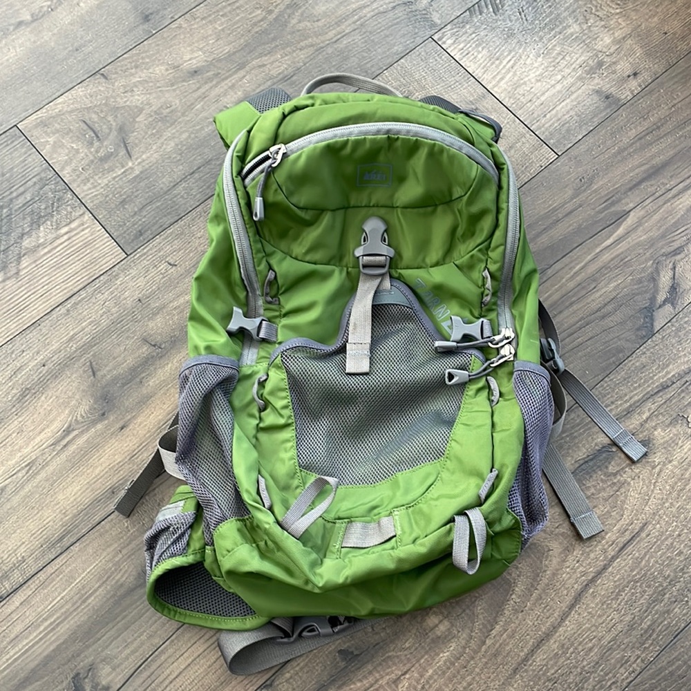 REI • Kids Tarn 18 Hiking Backpack • Green